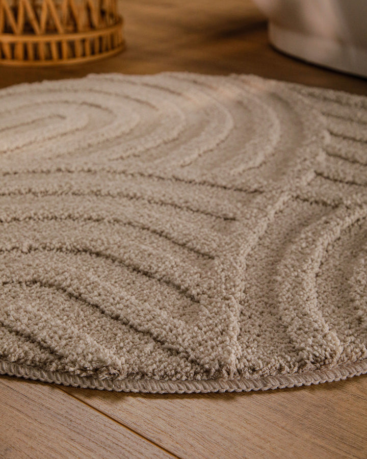 Badteppich Fiete Sand Beige Nahaufnahme des Flors mit eingeblendeter Materialangabe 100 Prozent Polyester