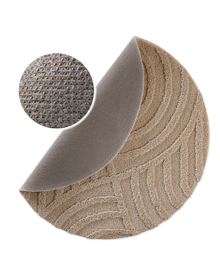 Badteppich Fiete Sand Beige Detail der Teppichkante auf Holzboden, Symbol weist auf Eignung für Fußbodenheizung hin