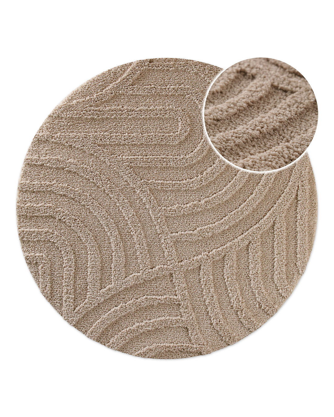 Runder Badteppich Fiete Sand Beige im Badezimmer vor Badewanne auf Holzboden, strukturiertes Linienrelief im Flor sichtbar