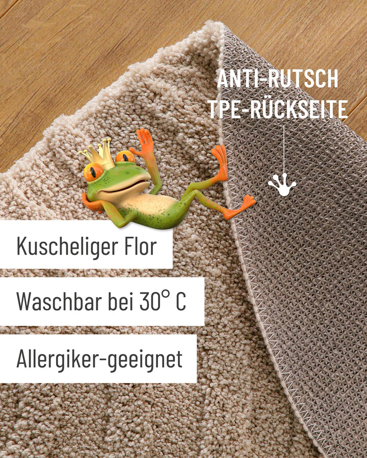 Badteppich Fiete Sand Beige rund, angehobene Ecke zeigt Sand Beigee Rückseite mit rutschhemmender Beschichtung