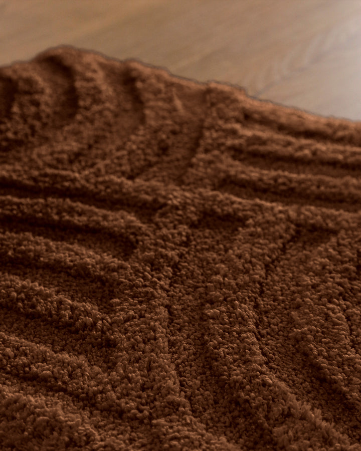 Badteppich Fiete Braun Nahaufnahme der Florstruktur, Linienrelief im dichten Teppichflor sichtbar