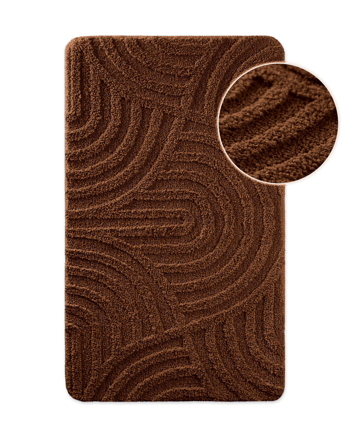 Badteppich von BathKing by WECONhome Fiete Cognac Braun, Draufsicht mit Detailkreis der Florstruktur und eingeprägtem Linienmuster auf weißem Hintergrund