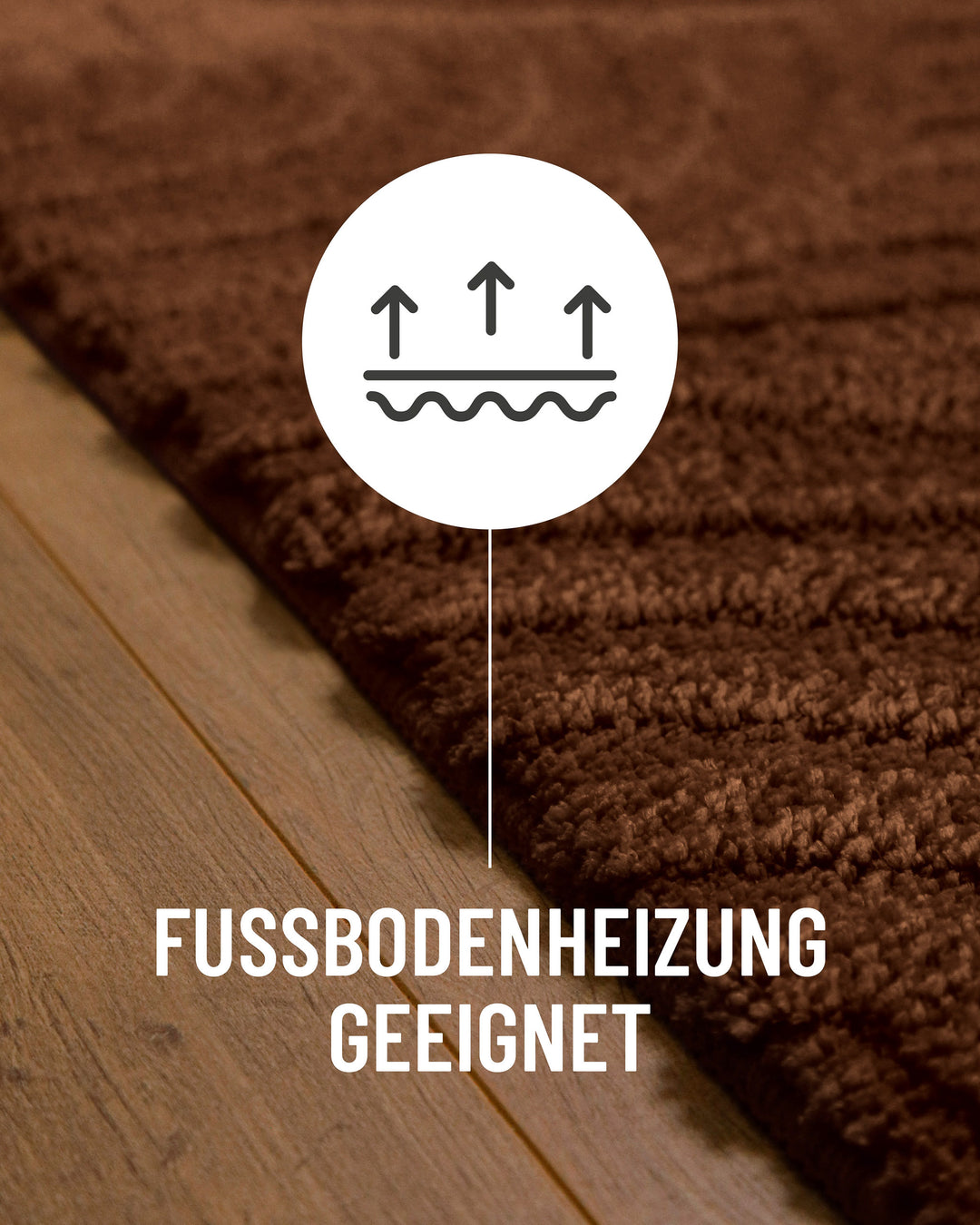 Badteppich Fiete Braun Detail auf Holzfußboden mit Symbol für Fußbodenheizung, Nahaufnahme von Flor und Teppichkante