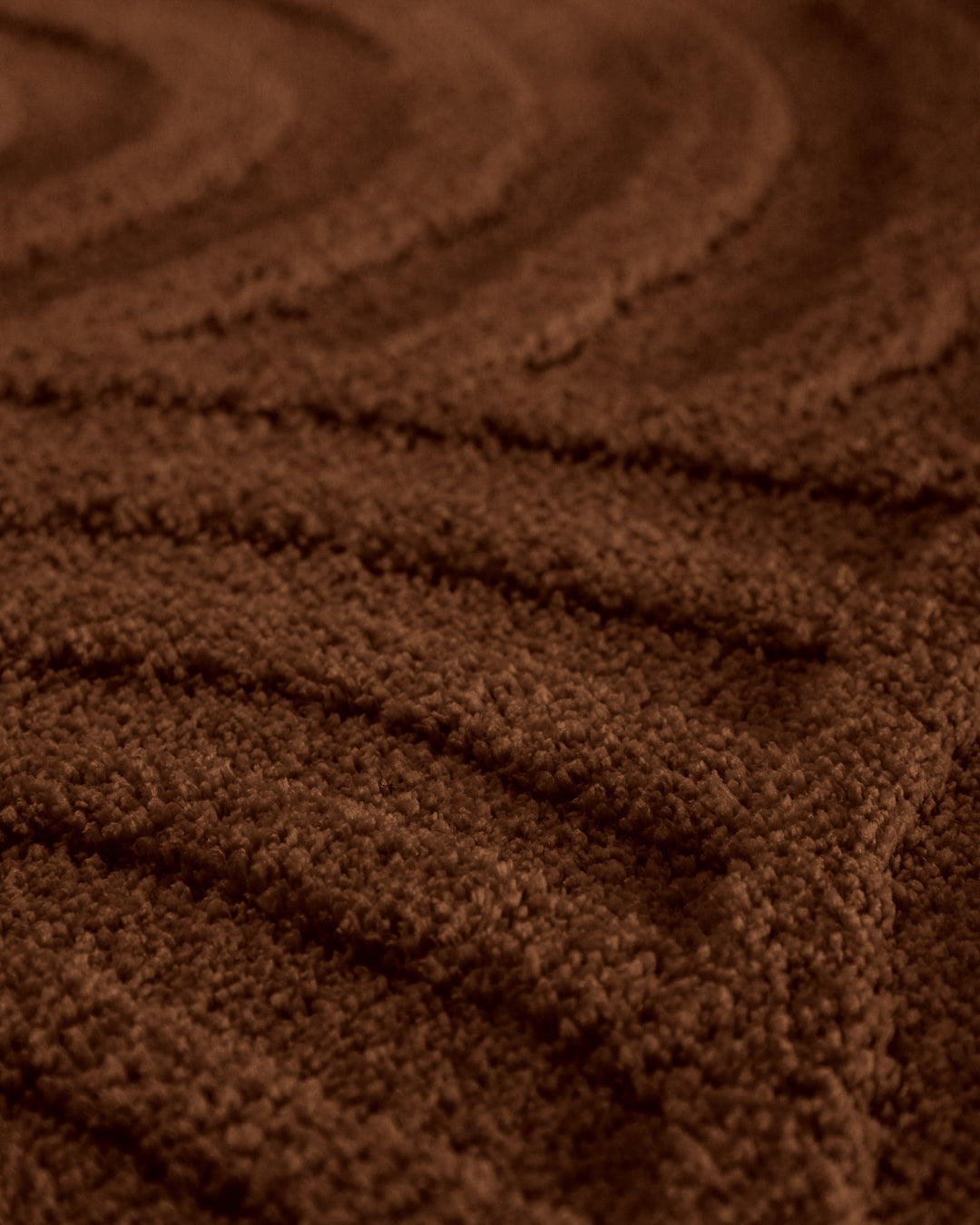 Badteppich Fiete Braun Detailaufnahme der Floroberfläche mit geometrischem Linienmuster