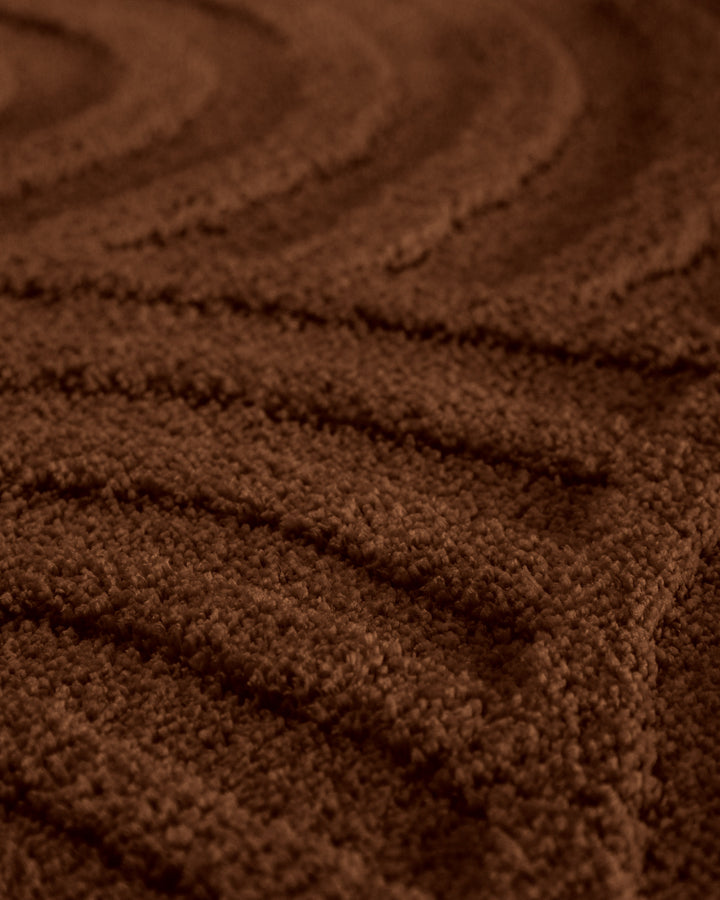 Badteppich Fiete Braun Detailaufnahme der Floroberfläche mit geometrischem Linienmuster