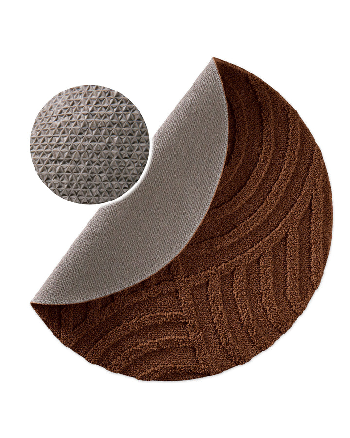 Badteppich Fiete Braun rund, angehobene Ecke zeigt Braune Rückseite mit rutschhemmender Beschichtung