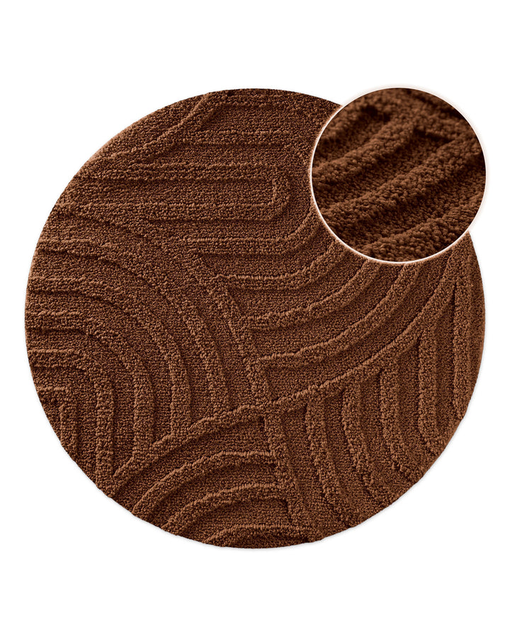 Badteppich Fiete Braun rund, Draufsicht mit Detailkreis der Florstruktur und eingeprägtem Linienmuster auf hellem Hintergrund