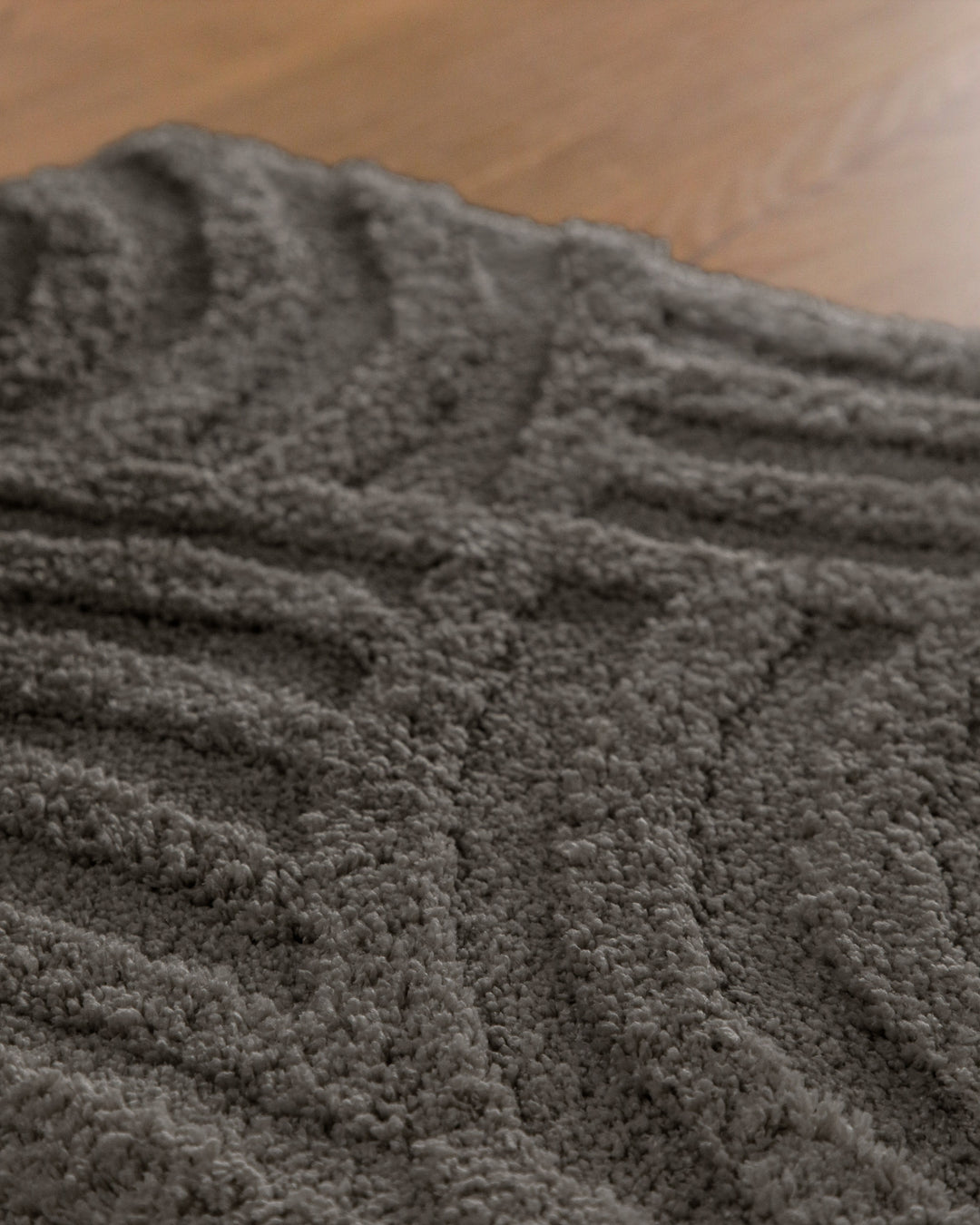 Badteppich Fiete Basalt Grau Nahaufnahme der Florstruktur, Linienrelief im dichten Teppichflor sichtbar