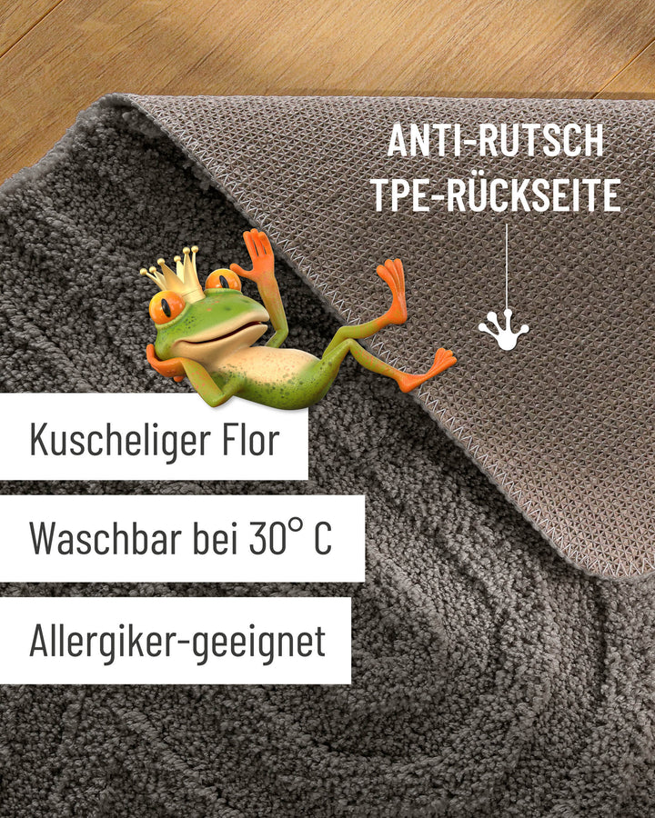 Badteppich Fiete Basalt Grau Detailaufnahme Flor auf Holzfußboden, eingeblendete Hinweise zu rutschhemmender Rückseite und Waschbarkeit