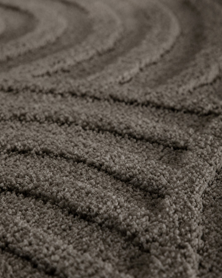 Badteppich Fiete Basalt Grau Detailaufnahme der Floroberfläche mit geometrischem Linienmuster