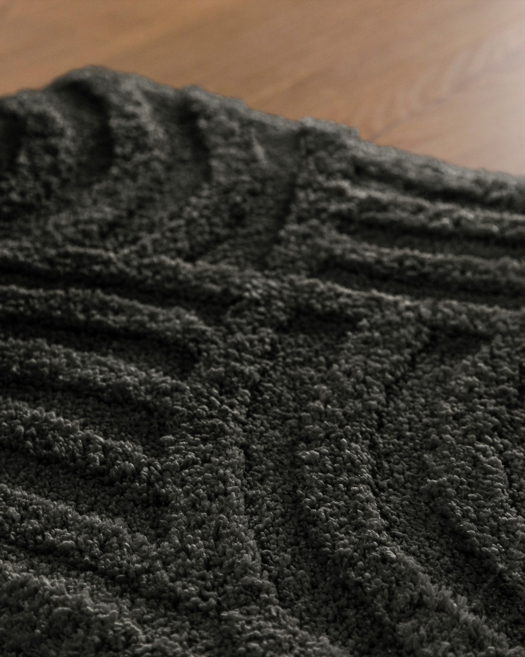 Badteppich Fiete Anthrazit Grau Nahaufnahme der Florstruktur, Linienrelief im dichten Teppichflor sichtbar