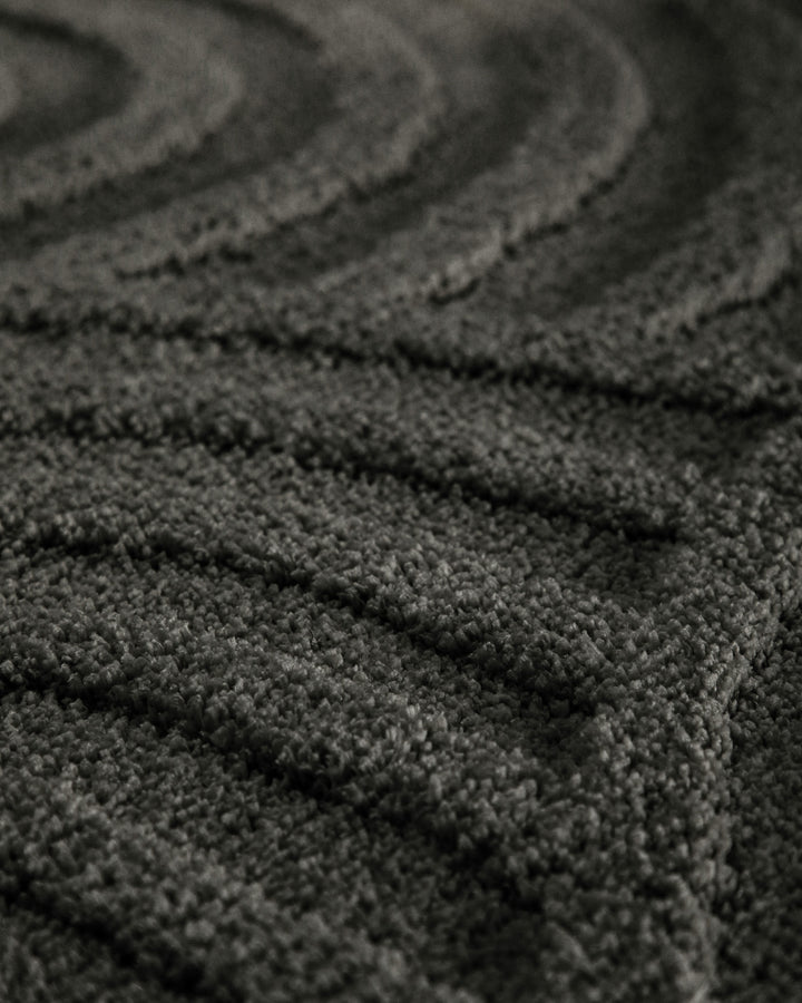 Badteppich Fiete Anthrazit Grau Detailaufnahme der Floroberfläche mit geometrischem Linienmuster