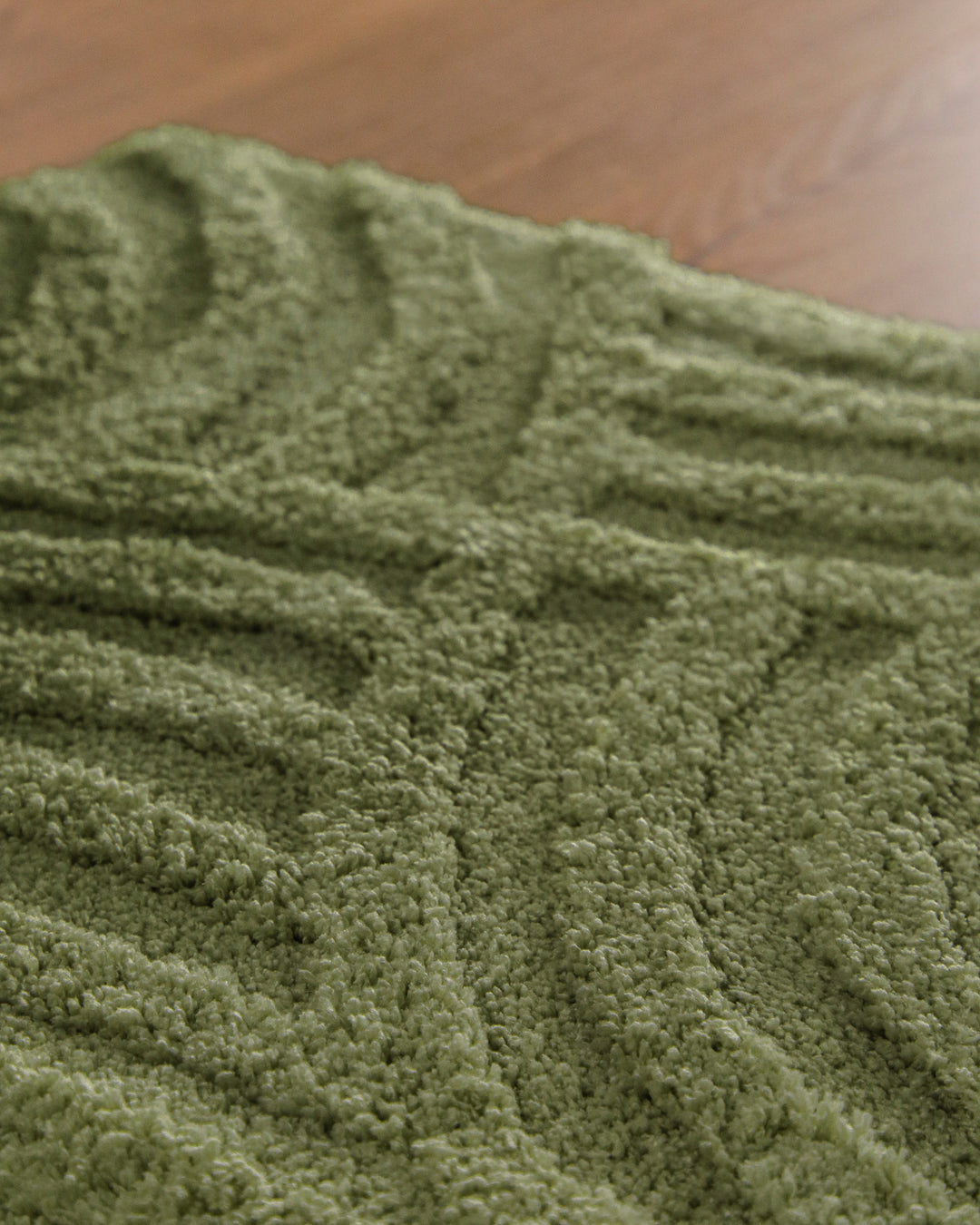 Badteppich Fiete Reseda Grün Nahaufnahme der Florstruktur, Linienrelief im dichten Teppichflor sichtbar