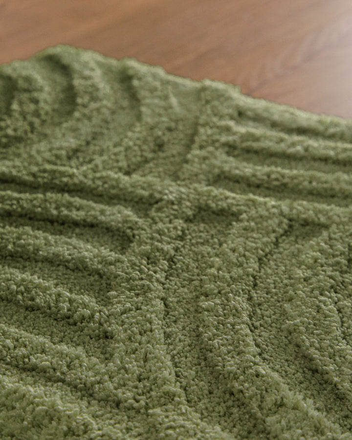 Badteppich Fiete Reseda Grün Nahaufnahme der Florstruktur, Linienrelief im dichten Teppichflor sichtbar
