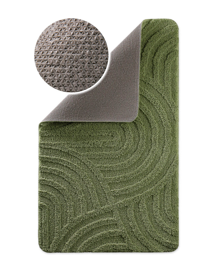 Badteppich Fiete Reseda Grün Ecke hochgeklappt, runde Probe zeigt Reseda Grüne Rückseite mit rutschhemmender Beschichtung