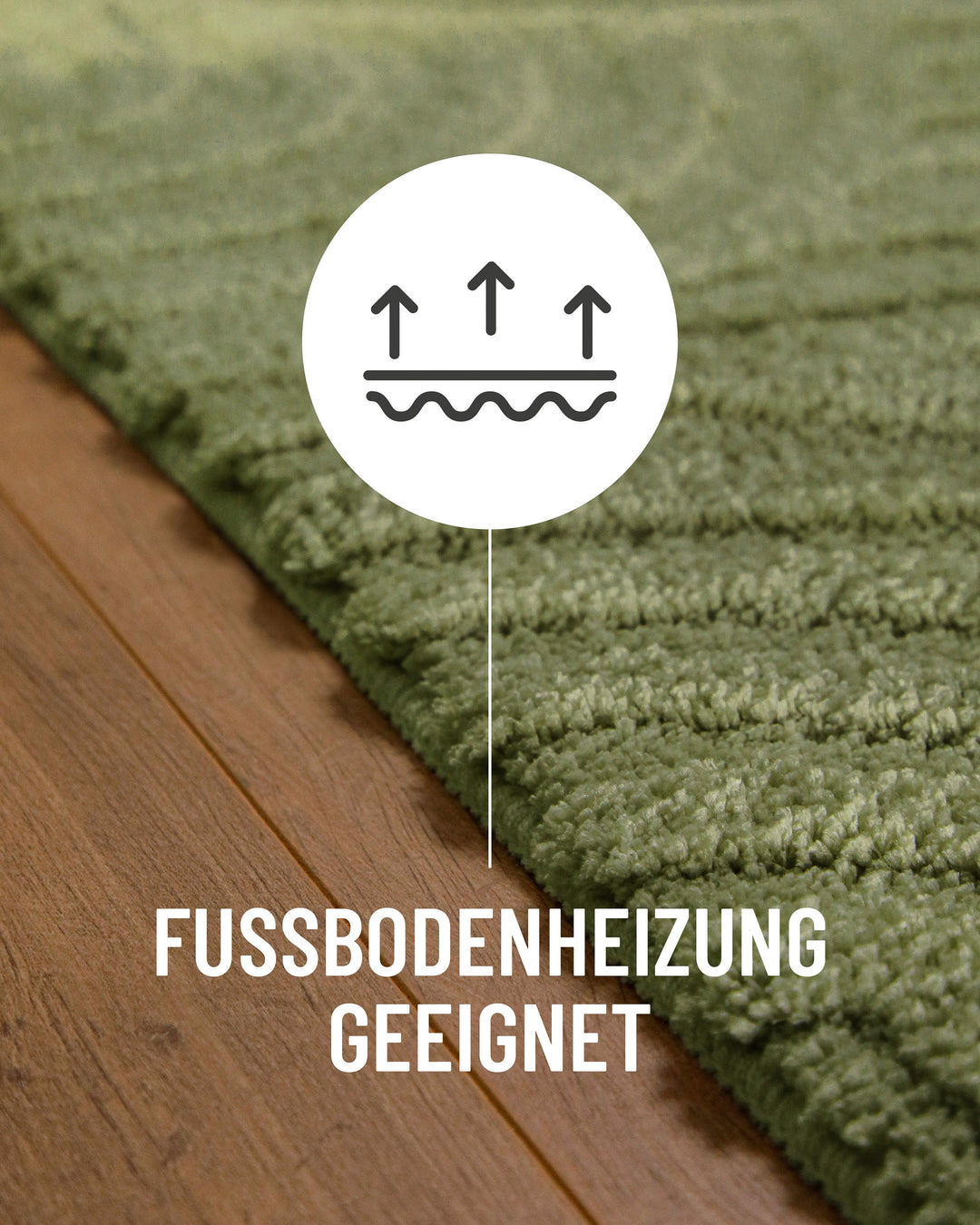 Badteppich Fiete Reseda Grün Detail auf Holzfußboden mit Symbol für Fußbodenheizung, Nahaufnahme von Flor und Teppichkante