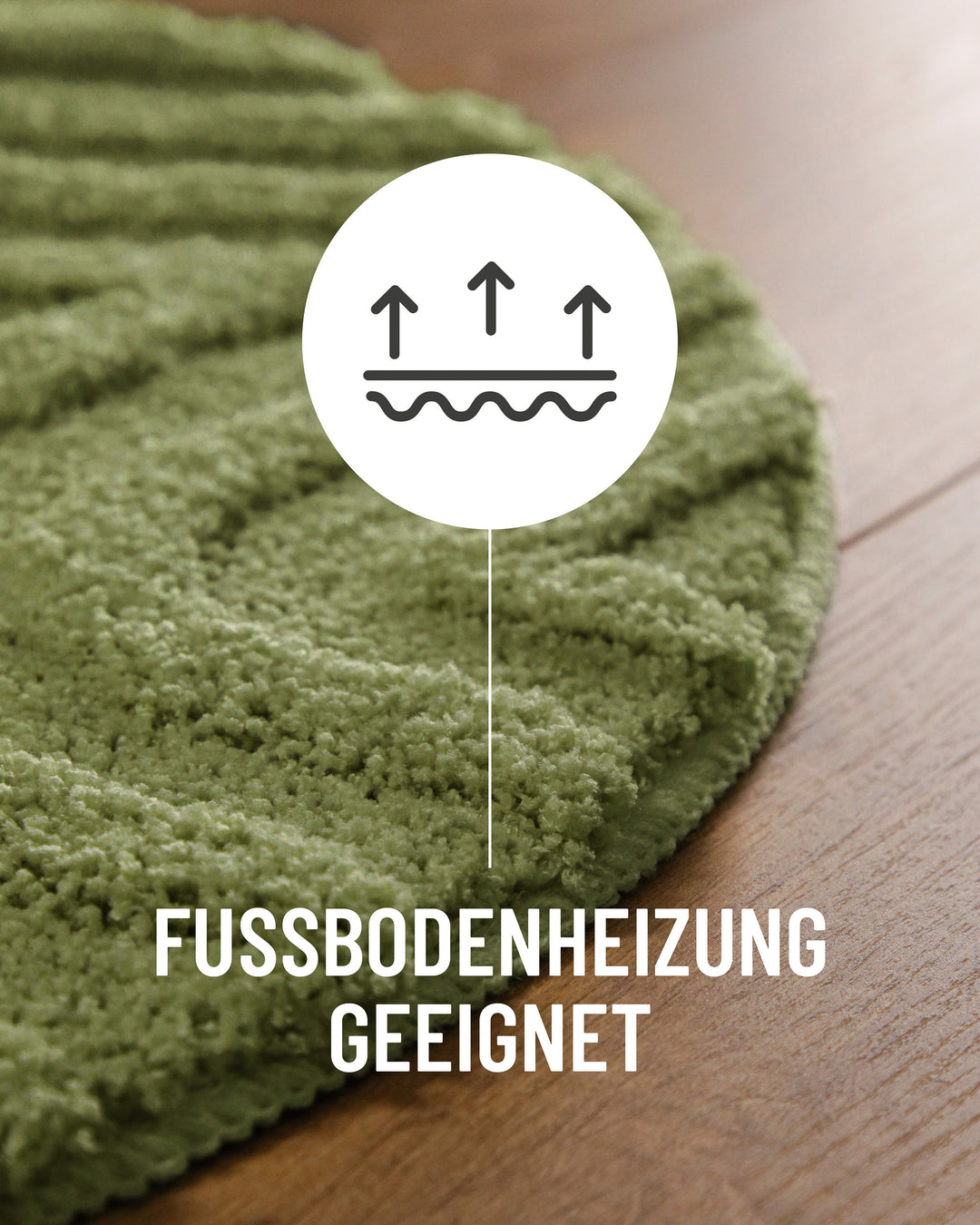 Badteppich Fiete Reseda Grün Detail der Teppichkante auf Holzboden, Symbol weist auf Eignung für Fußbodenheizung hin