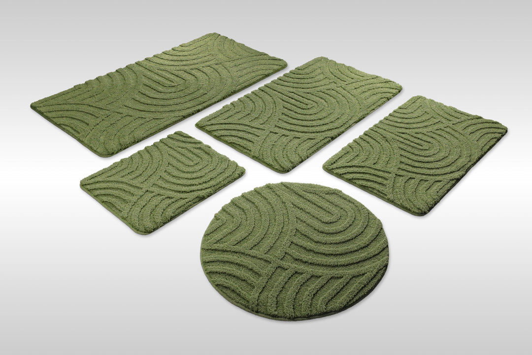 Badteppich Fiete Reseda Grün Set aus rechteckigen und runden Badmatten, mehrere Größen auf hellem Hintergrund angeordnet