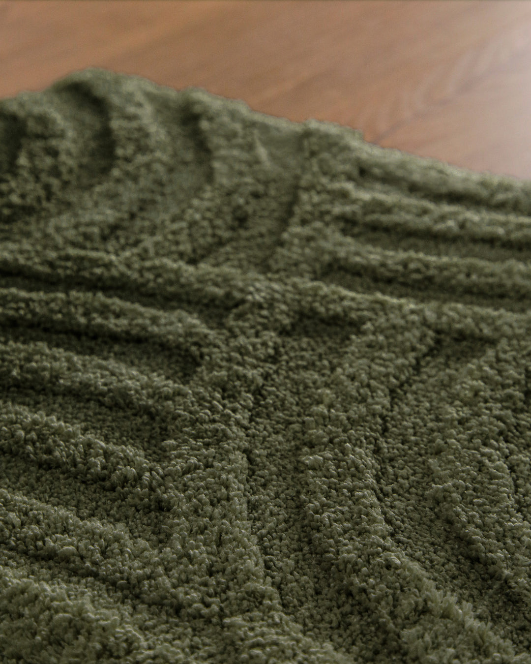 Badteppich Fiete Kiefer Grün Nahaufnahme der Florstruktur, Linienrelief im dichten Teppichflor sichtbar