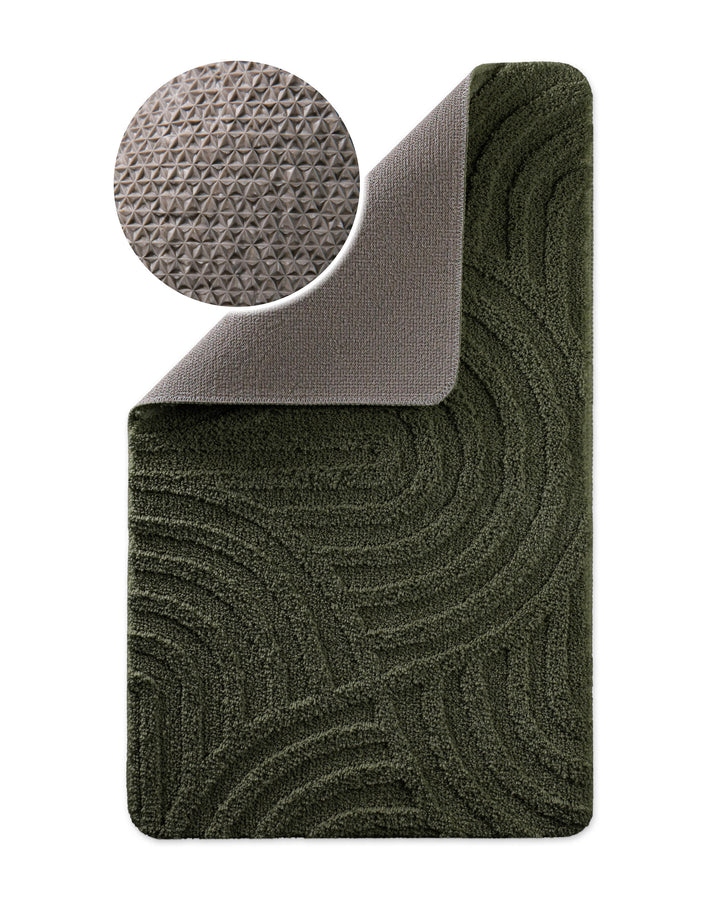 Badteppich Fiete Kiefer Grün Ecke hochgeklappt, runde Probe zeigt Kiefer Grüne Rückseite mit rutschhemmender Beschichtung