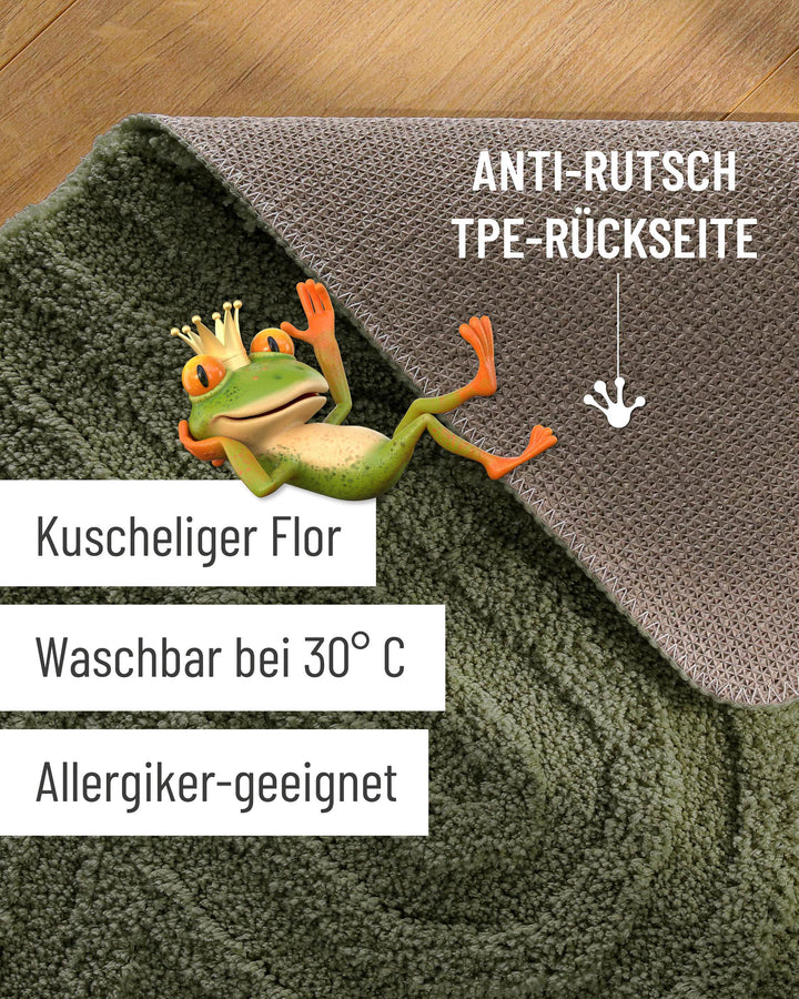 Badteppich Fiete Kiefer Grün Detailaufnahme Flor auf Holzfußboden, eingeblendete Hinweise zu rutschhemmender Rückseite und Waschbarkeit