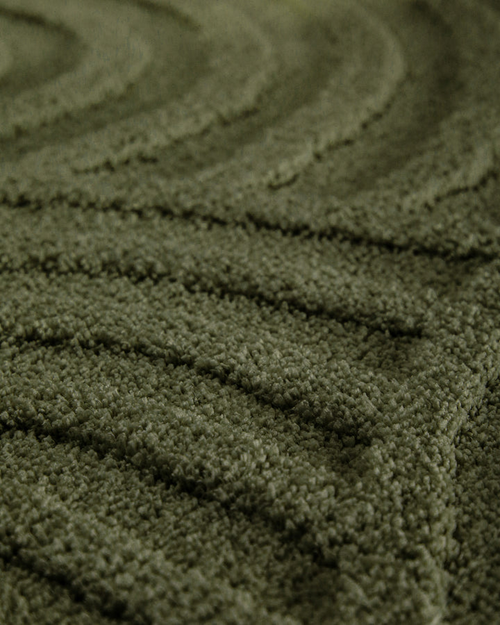 Badteppich Fiete Kiefer Grün Detailaufnahme der Floroberfläche mit geometrischem Linienmuster