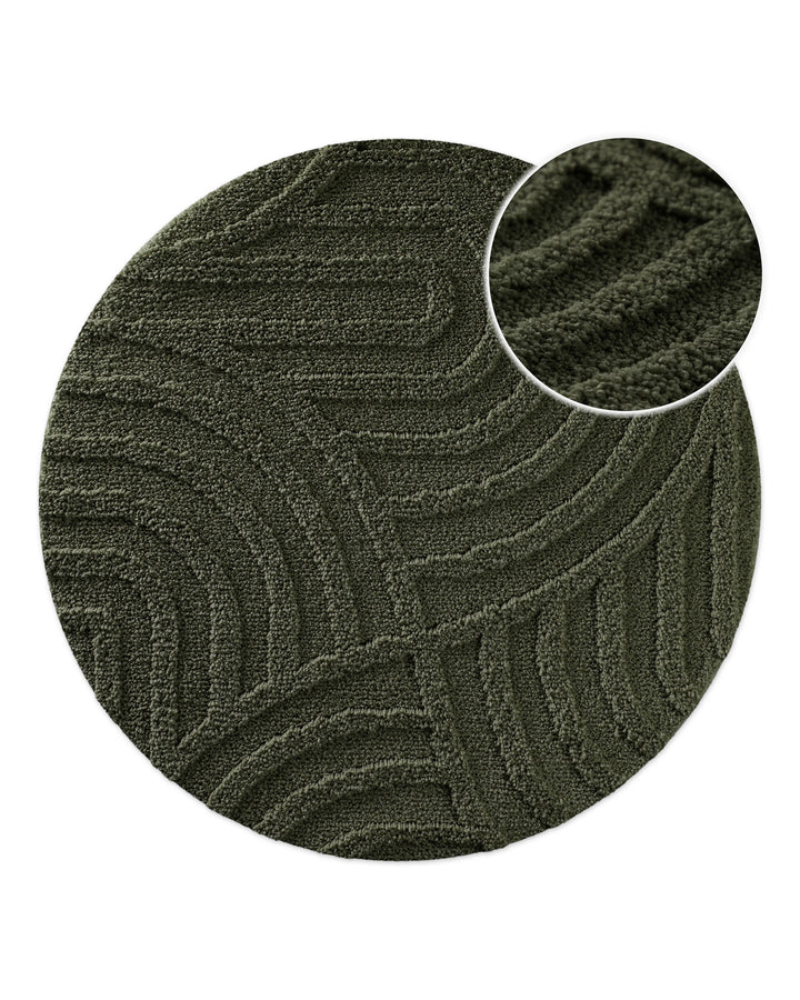 Badteppich Fiete Kiefer Grün rund, Draufsicht mit Detailkreis der Florstruktur und eingeprägtem Linienmuster auf hellem Hintergrund