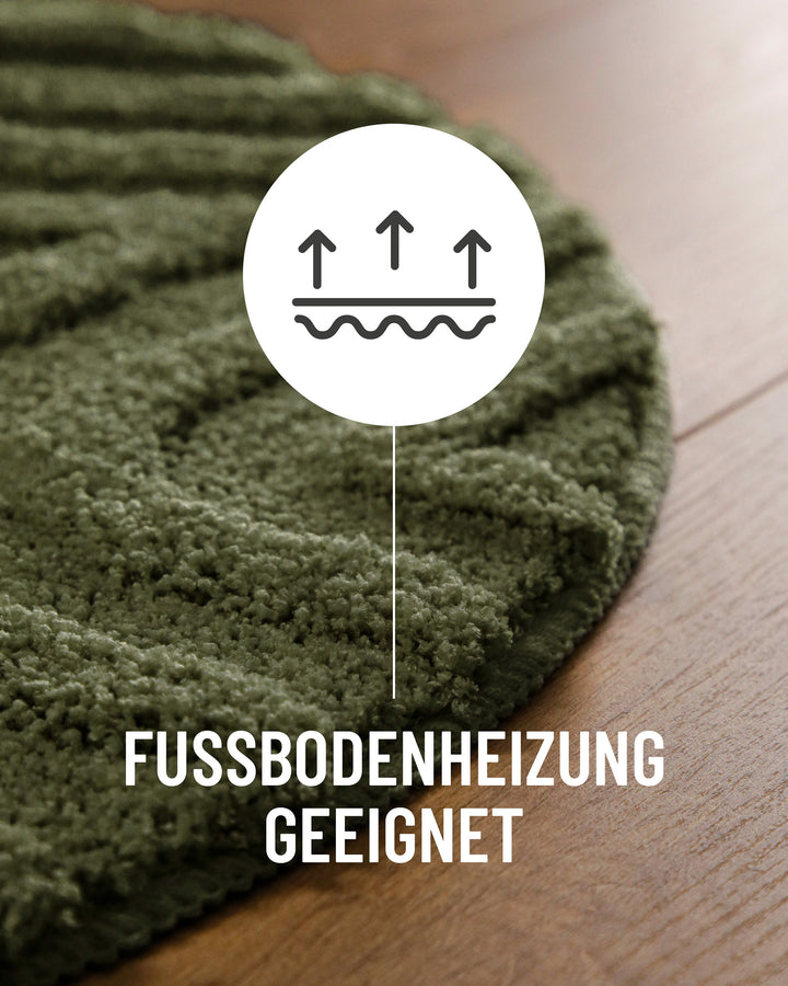 Badteppich Fiete Kiefer Grün Detail der Teppichkante auf Holzboden, Symbol weist auf Eignung für Fußbodenheizung hin