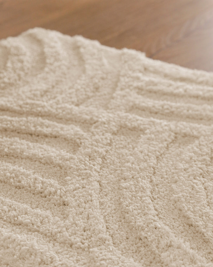 Badteppich Fiete Creme Weiß Nahaufnahme der Florstruktur, Linienrelief im dichten Teppichflor sichtbar