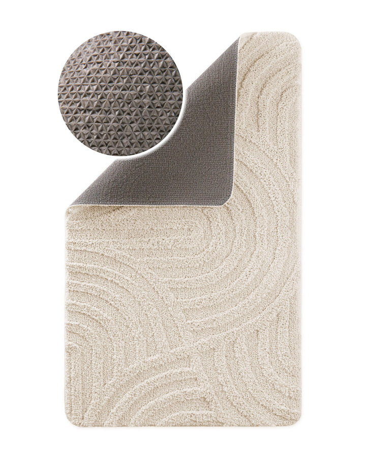 Badteppich Fiete Creme Weiß Ecke hochgeklappt, runde Probe zeigt Creme Weiße Rückseite mit rutschhemmender Beschichtung