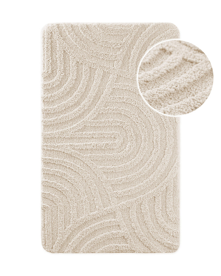 Badteppich von BathKing by WECONhome Fiete Creme Weiß, Draufsicht mit Detailkreis der Florstruktur und eingeprägtem Linienmuster auf weißem Hintergrund