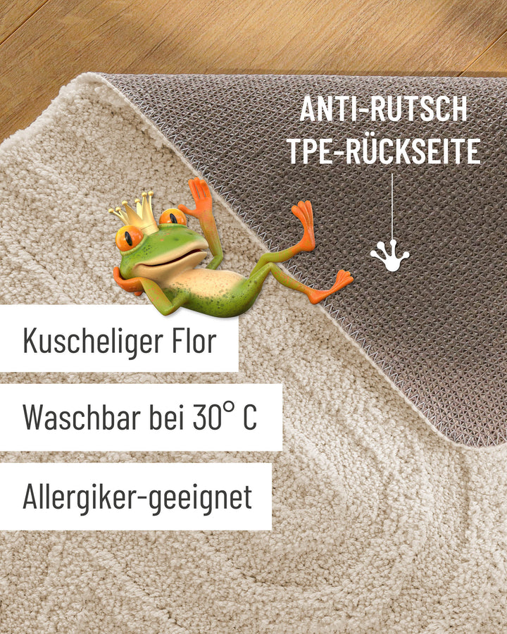 Badteppich Fiete Creme Weiß Detailaufnahme Flor auf Holzfußboden, eingeblendete Hinweise zu rutschhemmender Rückseite und Waschbarkeit