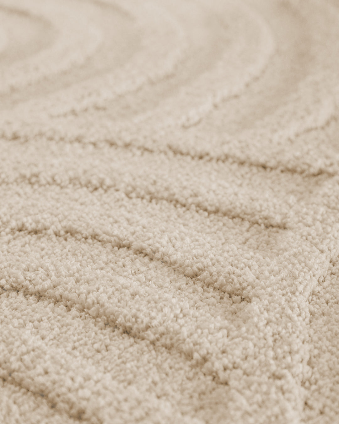 Badteppich Fiete Creme Weiß Detailaufnahme der Floroberfläche mit geometrischem Linienmuster