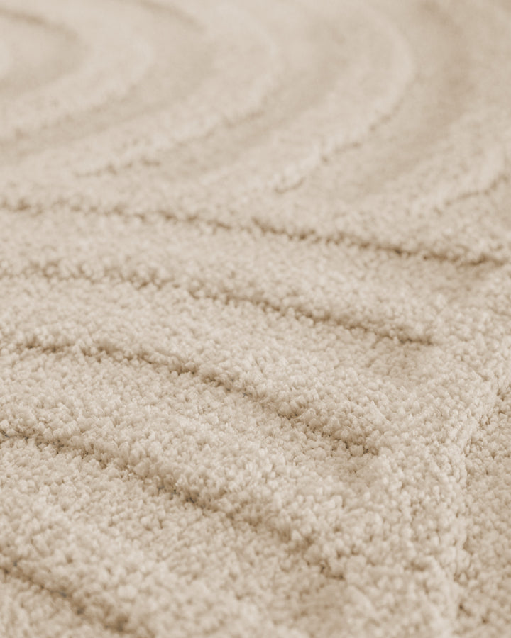 Badteppich Fiete Creme Weiß Detailaufnahme der Floroberfläche mit geometrischem Linienmuster