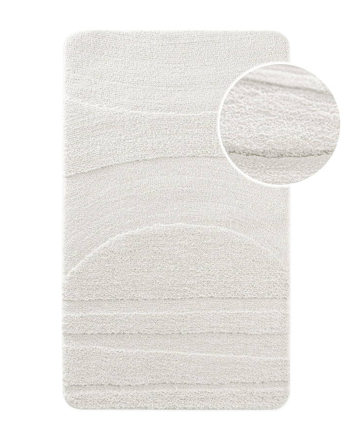 Badteppich von BathKing by WECONhome Marc Weiß, Draufsicht mit Detailkreis der Florstruktur und eingeprägtem Muster auf weißem Hintergrund