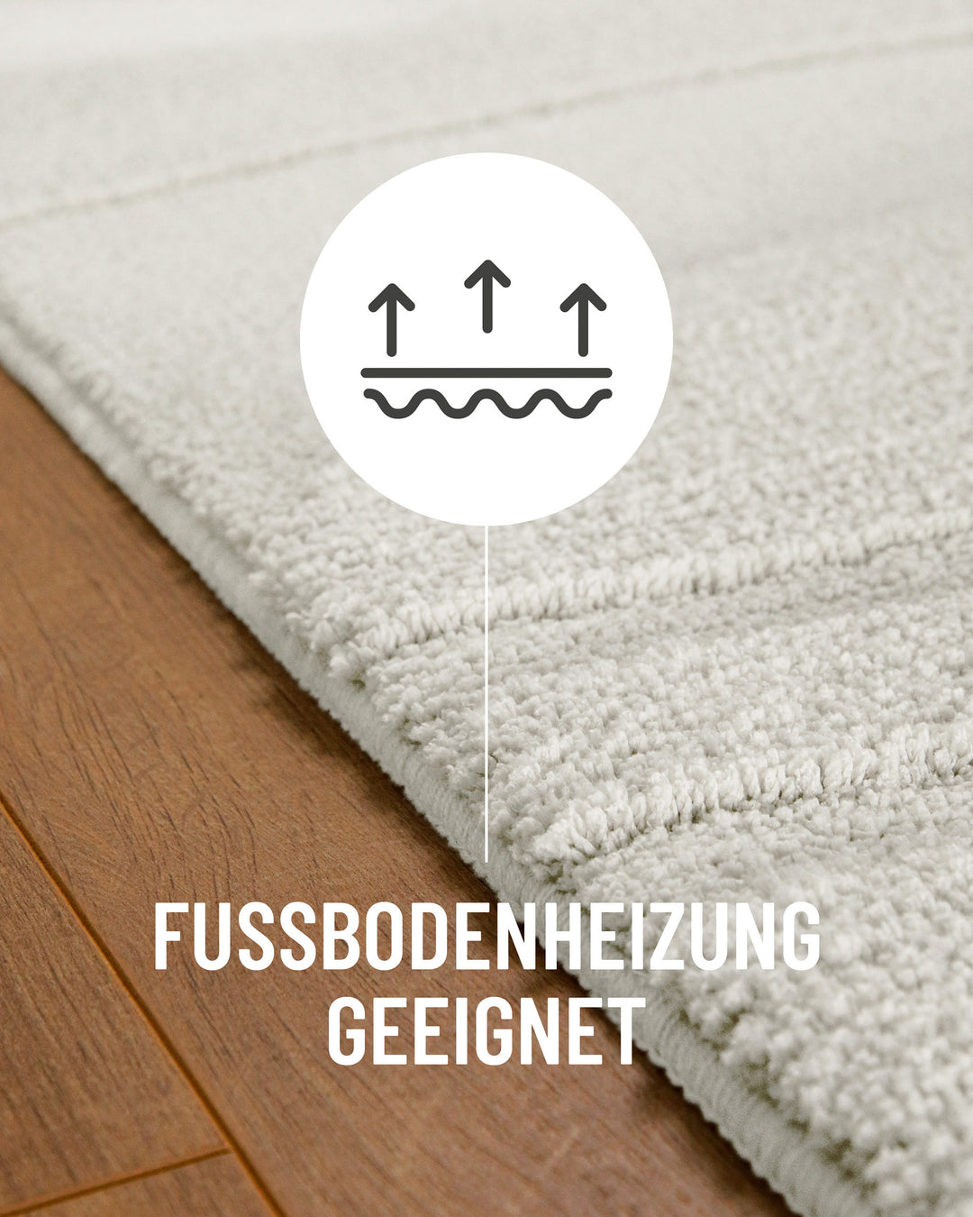Badteppich Marc Weiß Detail auf Holzfußboden mit Symbol für Fußbodenheizung, Nahaufnahme von Flor und Teppichkante