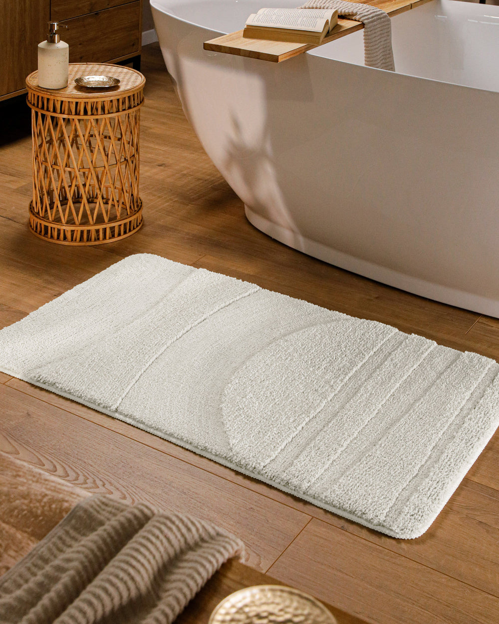 Badteppich Marc Weiß rechteckig im Badezimmer vor Badewanne auf Holzboden liegend, Strukturmuster im Flor sichtbar
