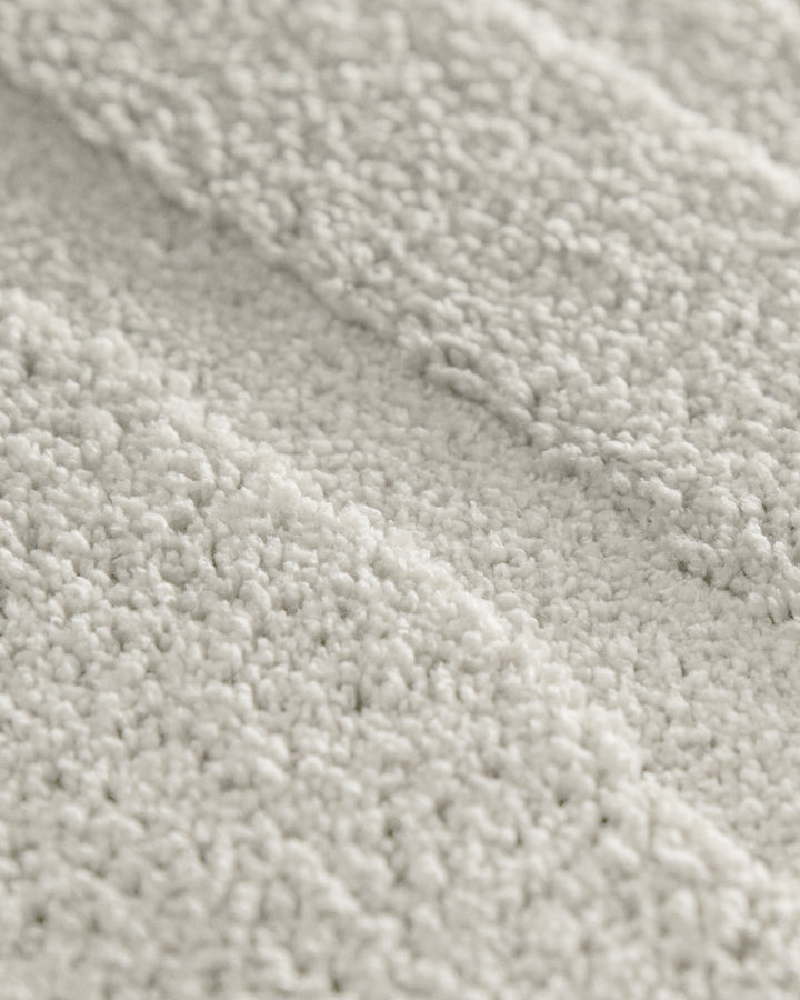 Badteppich Marc Weiß Detailaufnahme der Floroberfläche mit geometrischem Linienmuster