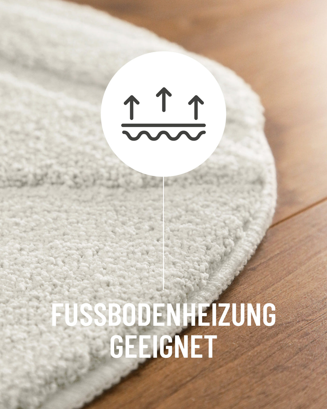 Badteppich Marc Weiß Detail der Teppichkante auf Holzboden, Symbol weist auf Eignung für Fußbodenheizung hin