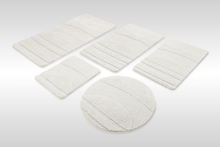 Badteppich Marc Weiß Set aus rechteckigen und runden Badmatten, mehrere Größen auf hellem Hintergrund angeordnet