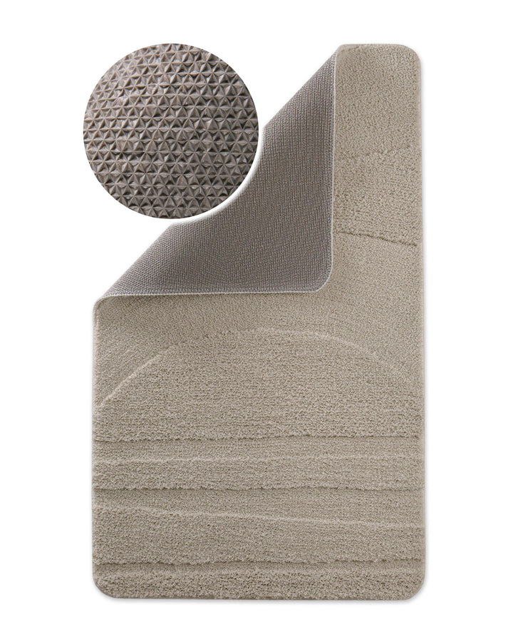 Badteppich Marc Grau Ecke hochgeklappt, runde Probe zeigt graue Rückseite mit rutschhemmender Beschichtung