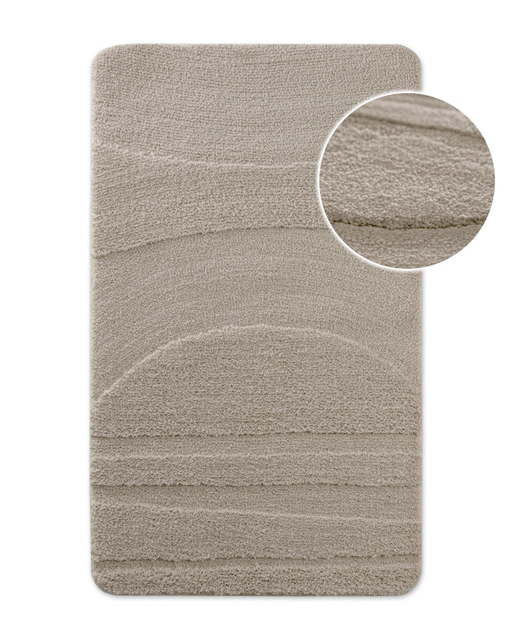 Badteppich von BathKing by WECONhome Marc Sand Beige, Draufsicht mit Detailkreis der Florstruktur und eingeprägtem Muster auf weißem Hintergrund