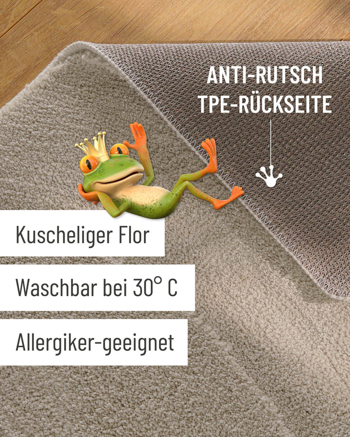 Badteppich Marc Grau Detailaufnahme Flor auf Holzfußboden, eingeblendete Hinweise zu rutschhemmender Rückseite und Waschbarkeit