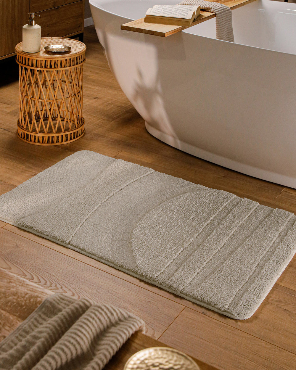 Badteppich Marc Grau rechteckig im Badezimmer vor Badewanne auf Holzboden liegend, Strukturmuster im Flor sichtbar