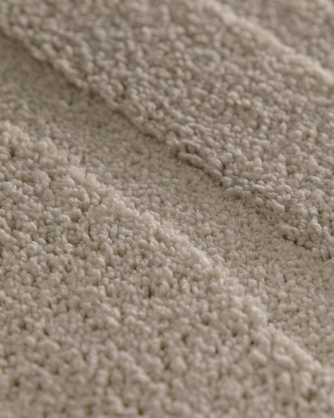 Badteppich Marc Grau Detailaufnahme der Floroberfläche mit geometrischem Linienmuster