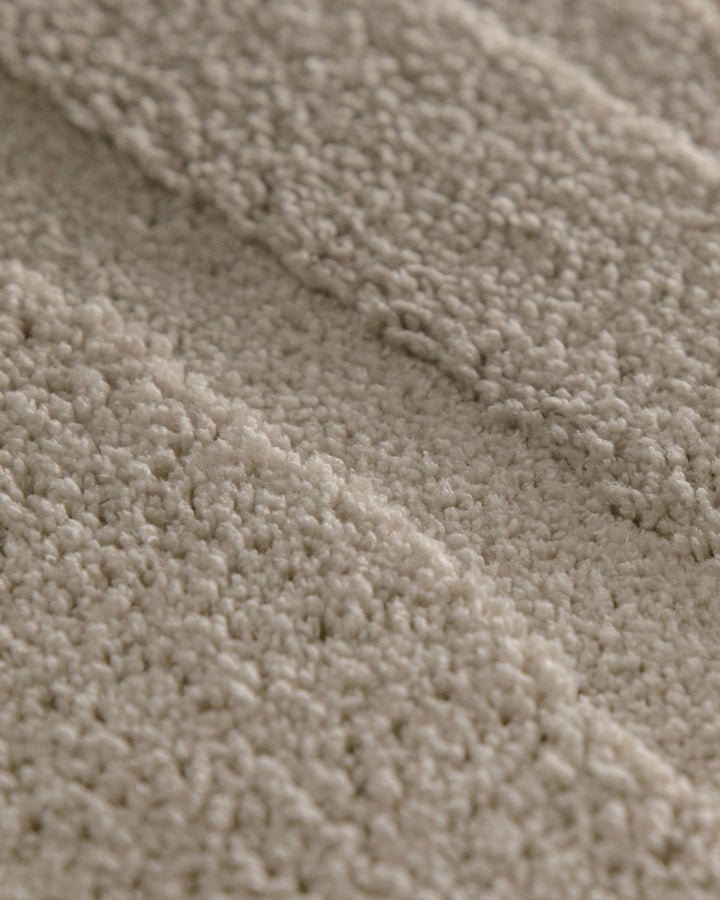 Badteppich Marc Grau Detailaufnahme der Floroberfläche mit geometrischem Linienmuster