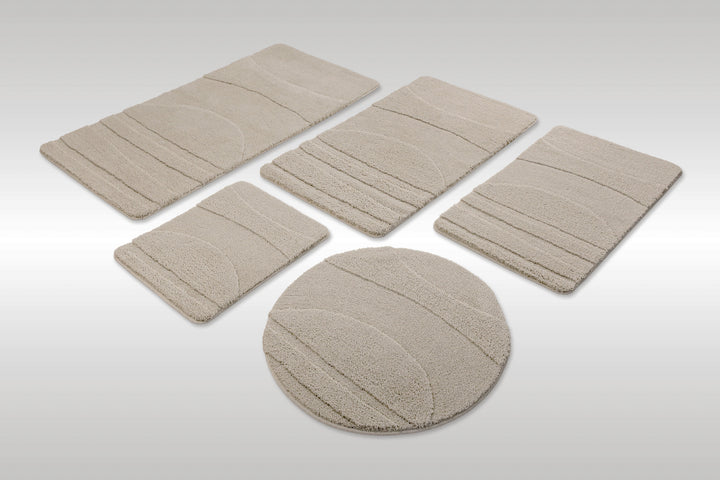 Badteppich Marc Grau Set aus rechteckigen und runden Badmatten, mehrere Größen auf hellem Hintergrund angeordnet