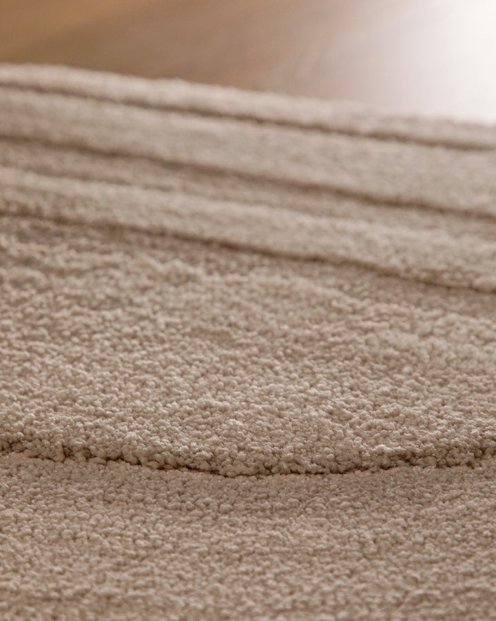 Badteppich Marc Sand Beige Nahaufnahme der Florstruktur, Linienrelief im dichten Teppichflor sichtbar