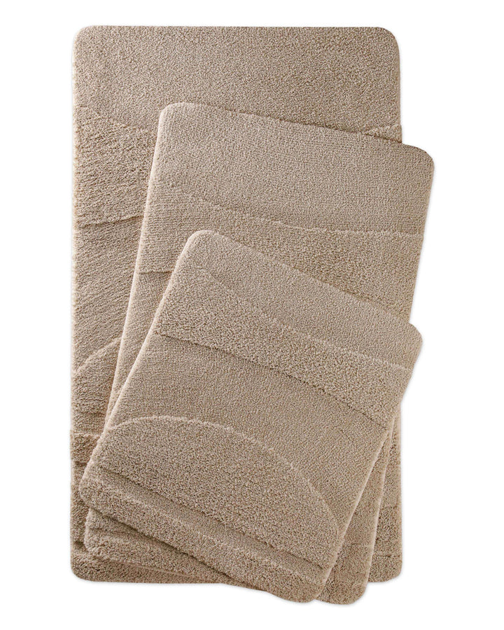 Badteppich Marc Sand Beige Set aus rechteckigen und runden Badmatten, mehrere Größen auf hellem Hintergrund angeordnet