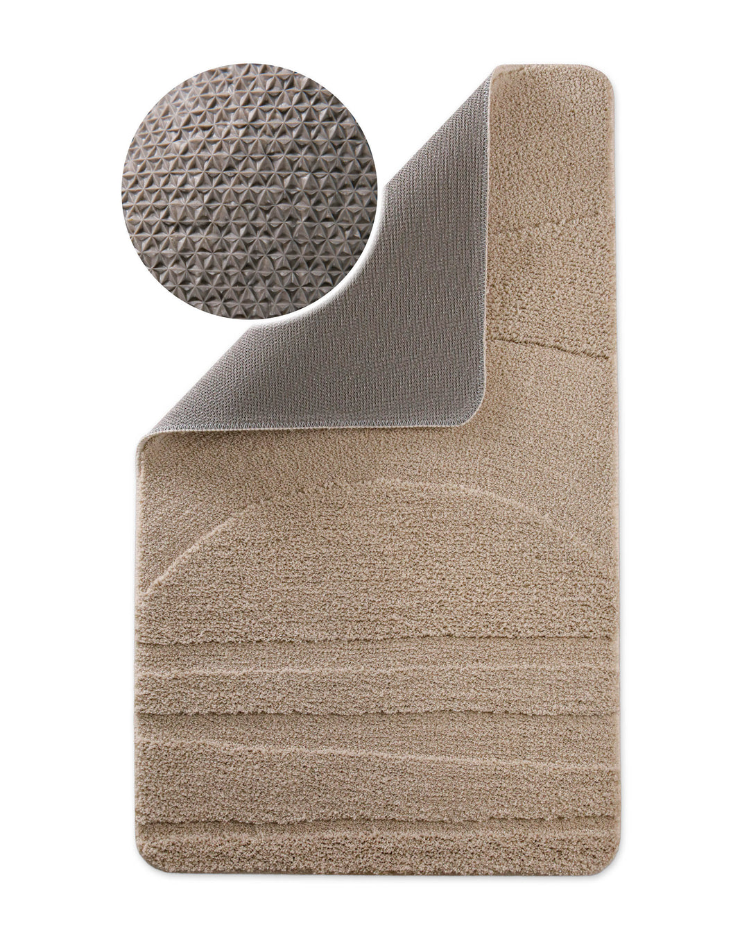 Badteppich Marc Sand Beige Ecke hochgeklappt, runde Probe zeigt Sand Beigee Rückseite mit rutschhemmender Beschichtung